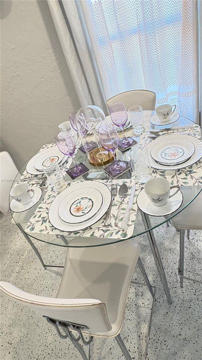 В аренду: $2,800 (1 спален, 1 ванн, 820 Квадратных фут)