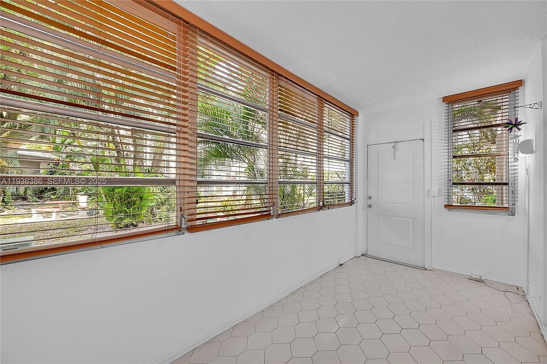 待售: $125,000 (2 贝兹, 2 浴室, 960 平方英尺)