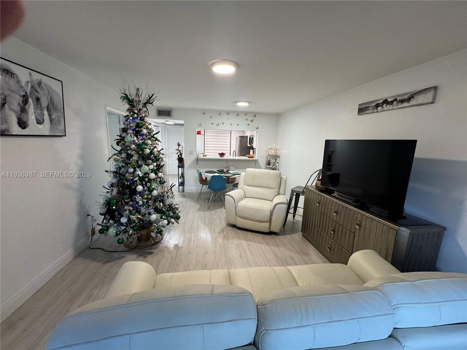 待售: $189,999 (1 贝兹, 1 浴室, 773 平方英尺)