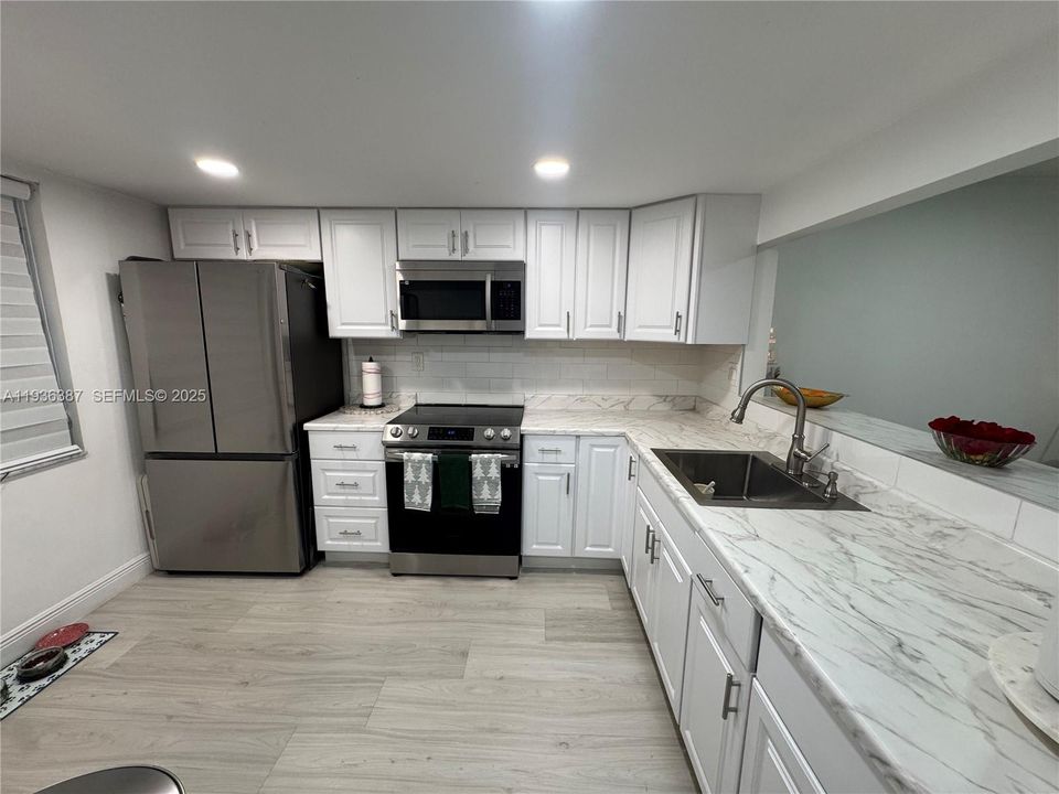 待售: $189,999 (1 贝兹, 1 浴室, 773 平方英尺)