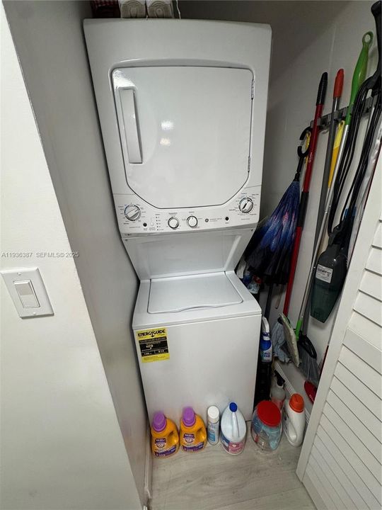 待售: $189,999 (1 贝兹, 1 浴室, 773 平方英尺)