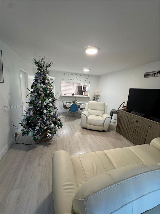 待售: $189,999 (1 贝兹, 1 浴室, 773 平方英尺)