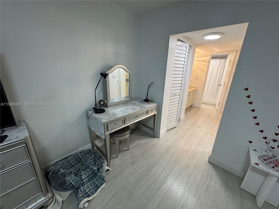 待售: $189,999 (1 贝兹, 1 浴室, 773 平方英尺)