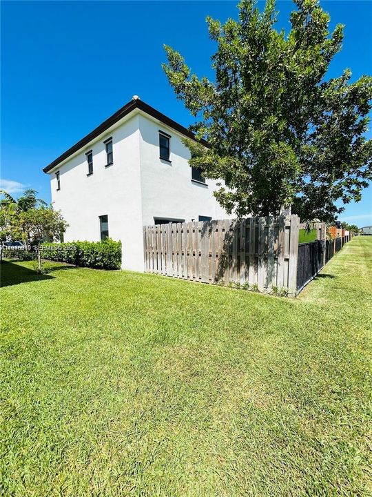 В аренду: $2,500 (3 спален, 3 ванн, 1328 Квадратных фут)