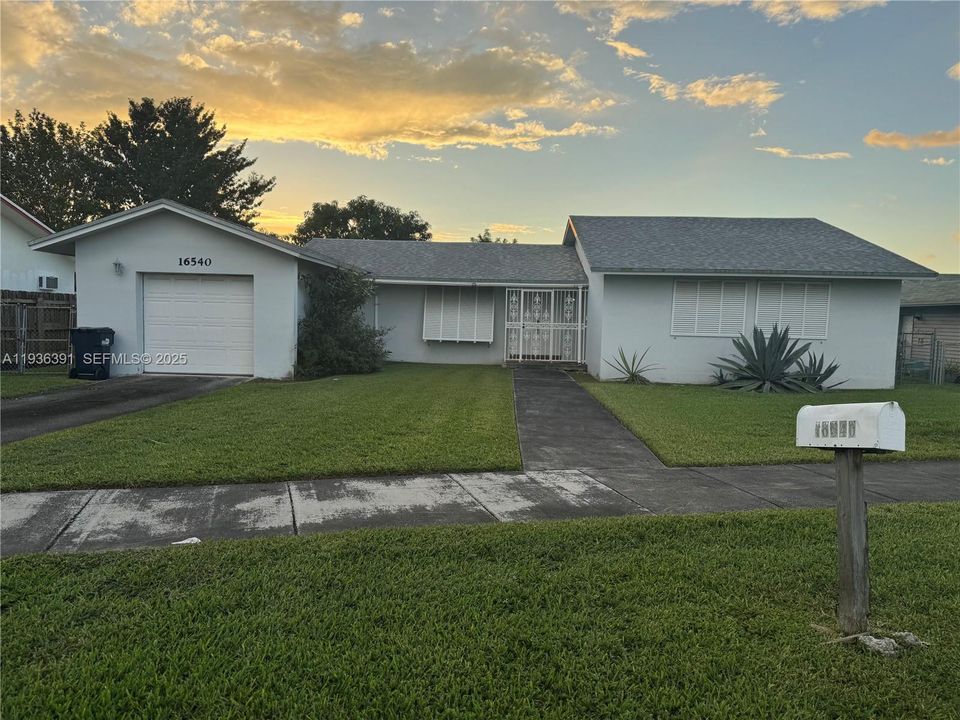 For Sale: $550,000 (3 beds, 2 baths, 1739 Square Feet)