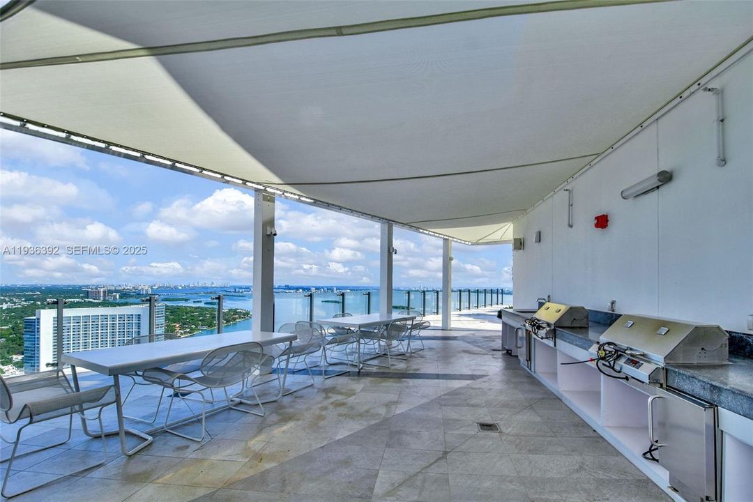 For Sale: $790,000 (2 beds, 2 baths, 944 Square Feet)