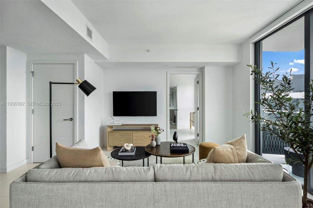 For Sale: $790,000 (2 beds, 2 baths, 944 Square Feet)