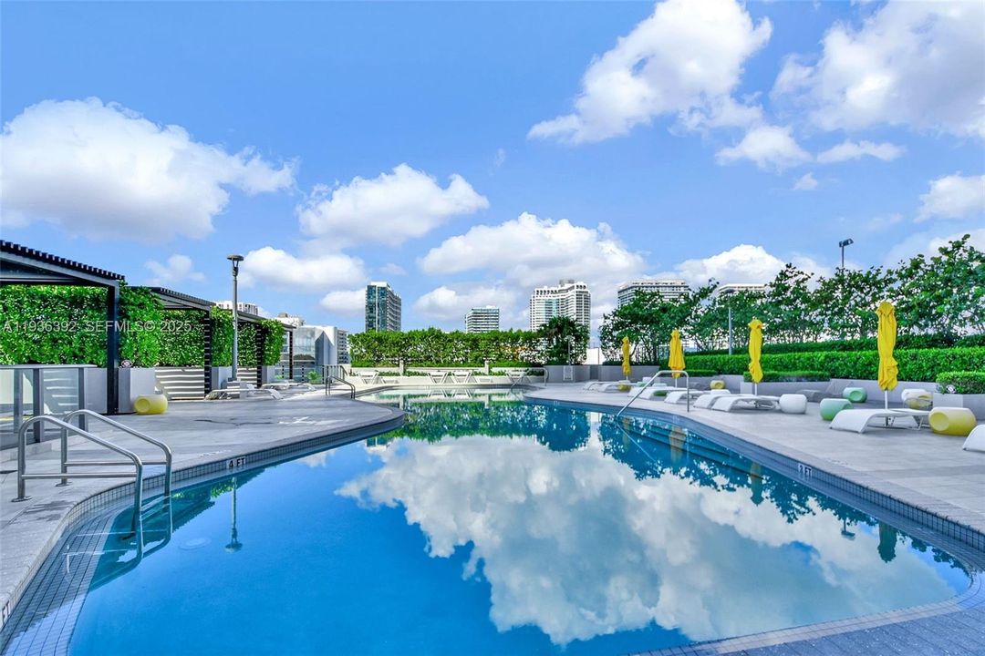 For Sale: $790,000 (2 beds, 2 baths, 944 Square Feet)