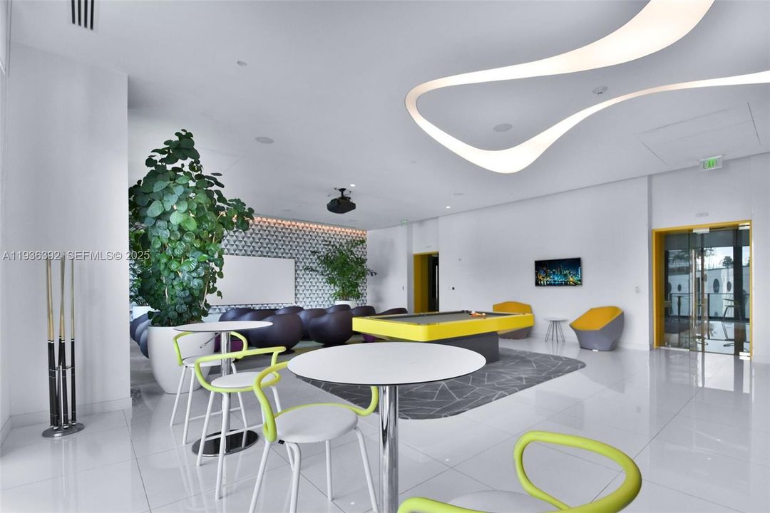 For Sale: $790,000 (2 beds, 2 baths, 944 Square Feet)