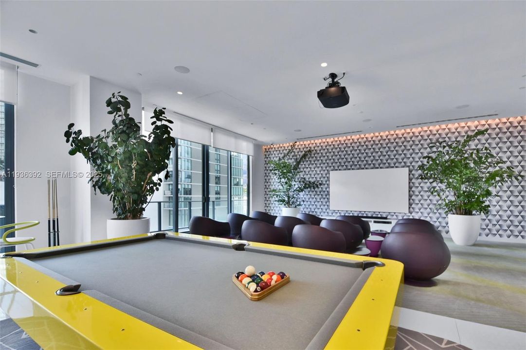 For Sale: $790,000 (2 beds, 2 baths, 944 Square Feet)