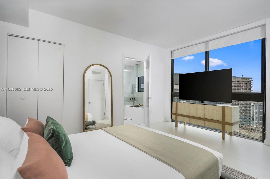 For Sale: $790,000 (2 beds, 2 baths, 944 Square Feet)