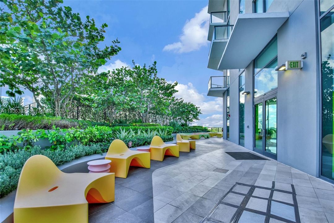 For Sale: $790,000 (2 beds, 2 baths, 944 Square Feet)