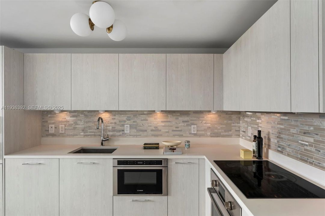 For Sale: $790,000 (2 beds, 2 baths, 944 Square Feet)