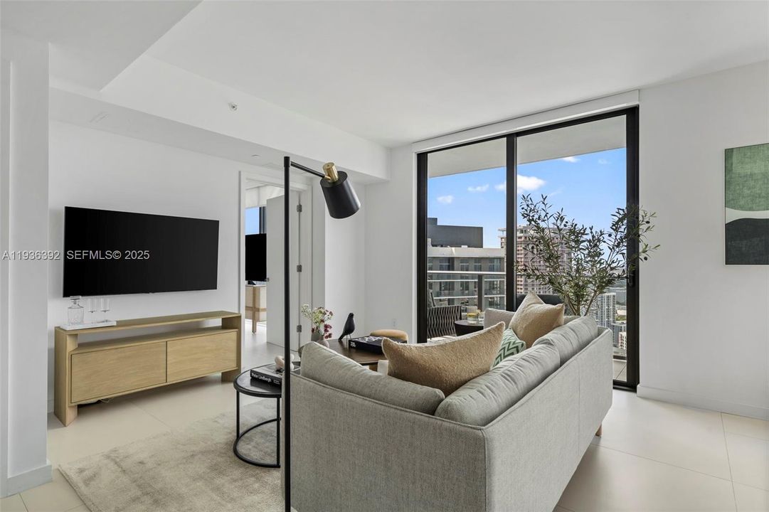 For Sale: $790,000 (2 beds, 2 baths, 944 Square Feet)