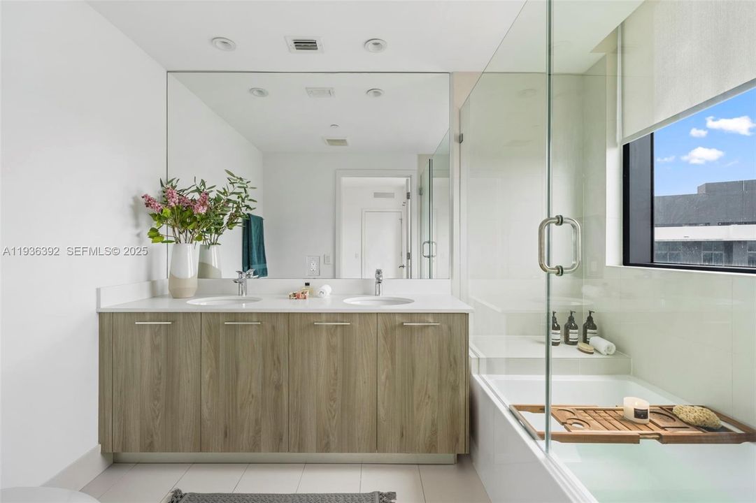 For Sale: $790,000 (2 beds, 2 baths, 944 Square Feet)