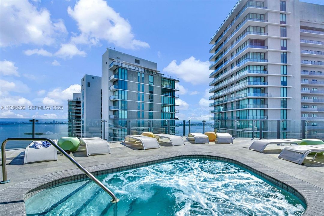 For Sale: $790,000 (2 beds, 2 baths, 944 Square Feet)