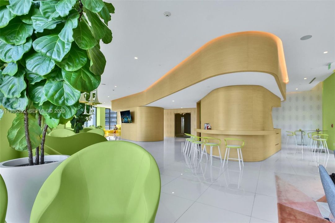 For Sale: $790,000 (2 beds, 2 baths, 944 Square Feet)