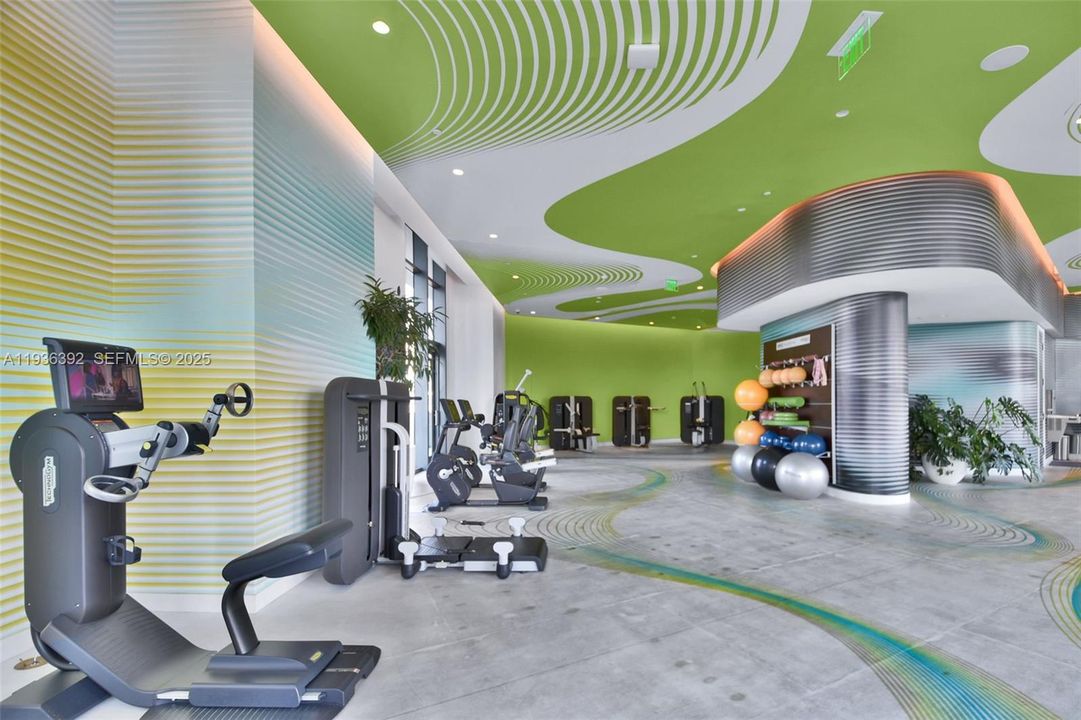 For Sale: $790,000 (2 beds, 2 baths, 944 Square Feet)