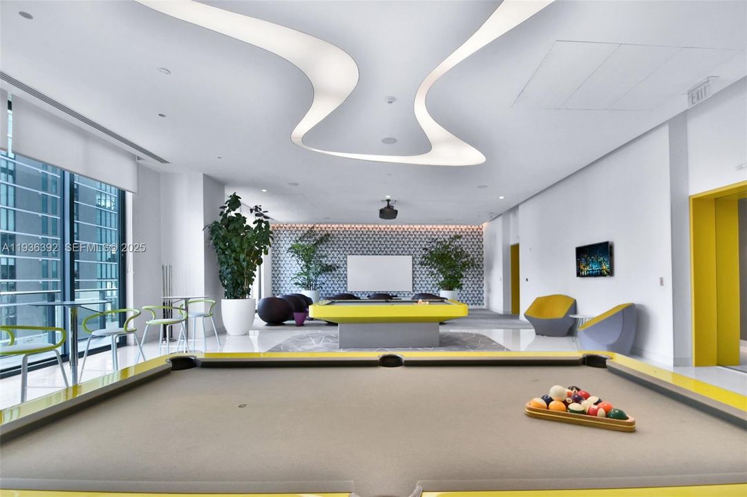 For Sale: $790,000 (2 beds, 2 baths, 944 Square Feet)