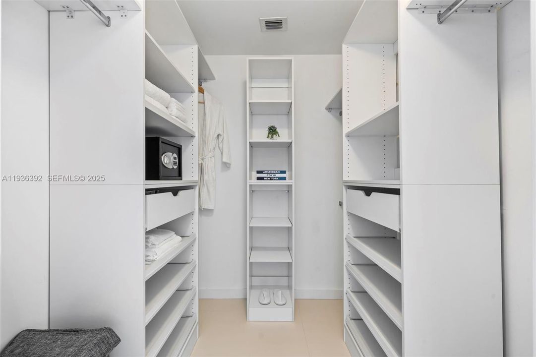 For Sale: $790,000 (2 beds, 2 baths, 944 Square Feet)