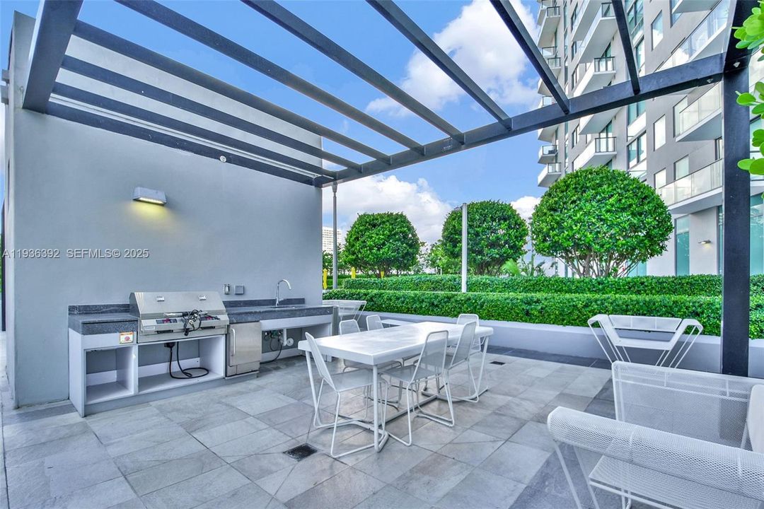 For Sale: $790,000 (2 beds, 2 baths, 944 Square Feet)