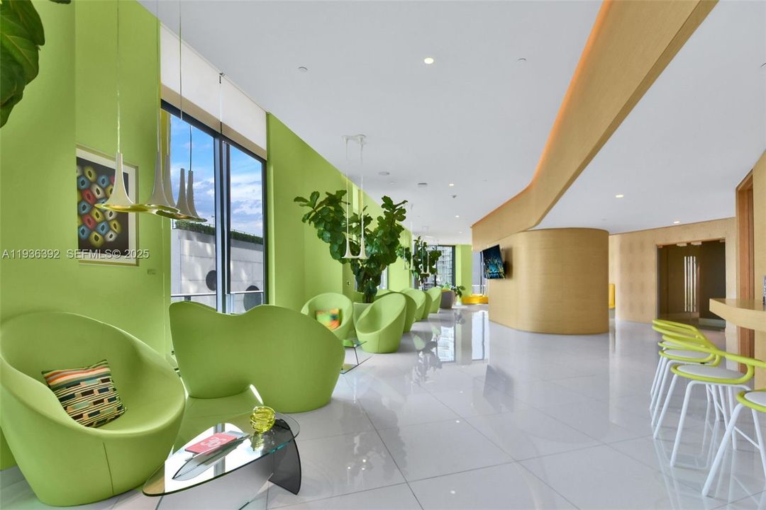 For Sale: $790,000 (2 beds, 2 baths, 944 Square Feet)