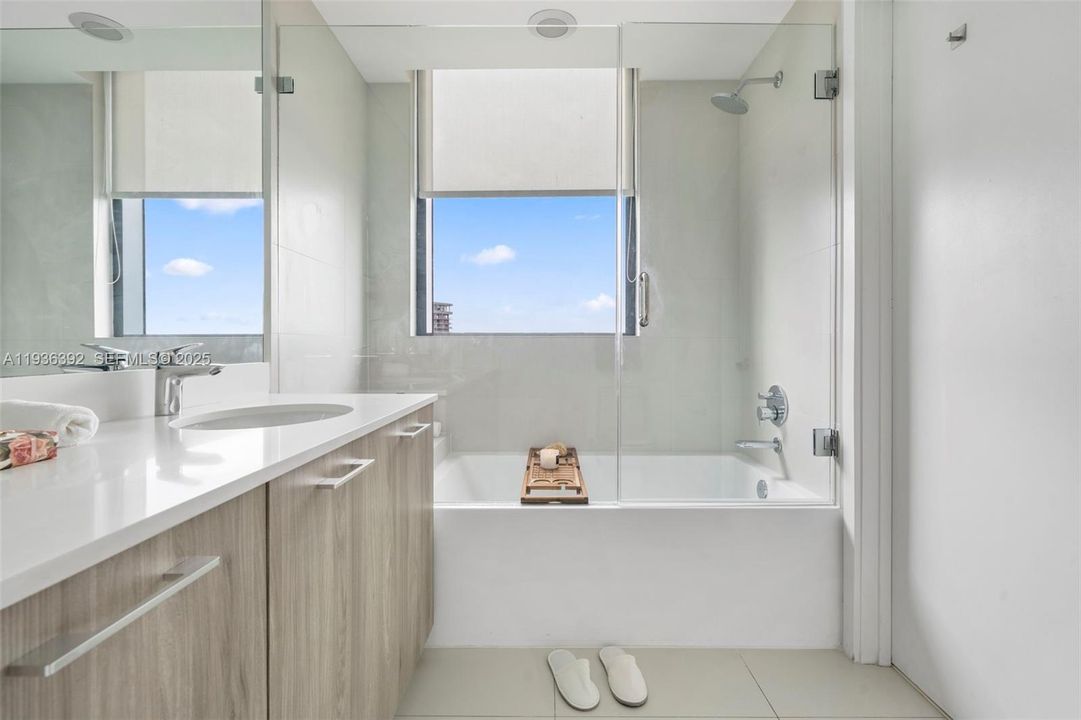 For Sale: $790,000 (2 beds, 2 baths, 944 Square Feet)