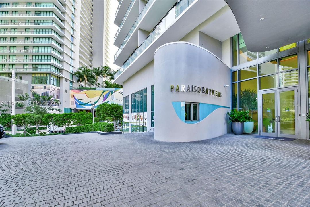 For Sale: $790,000 (2 beds, 2 baths, 944 Square Feet)