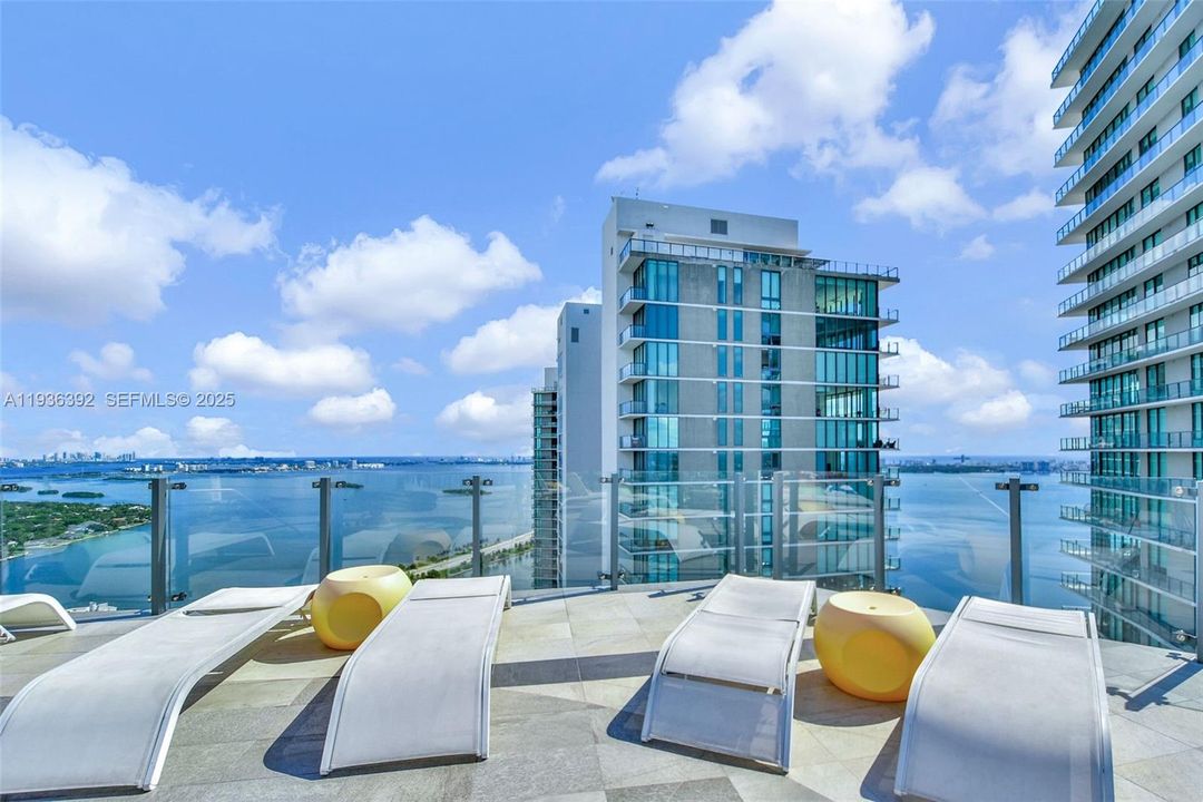 For Sale: $790,000 (2 beds, 2 baths, 944 Square Feet)