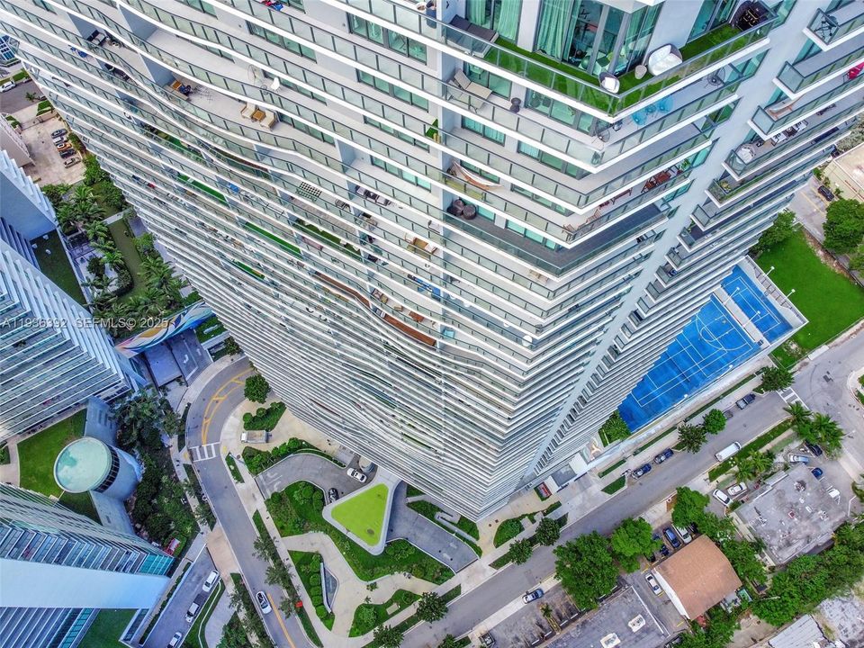 For Sale: $790,000 (2 beds, 2 baths, 944 Square Feet)