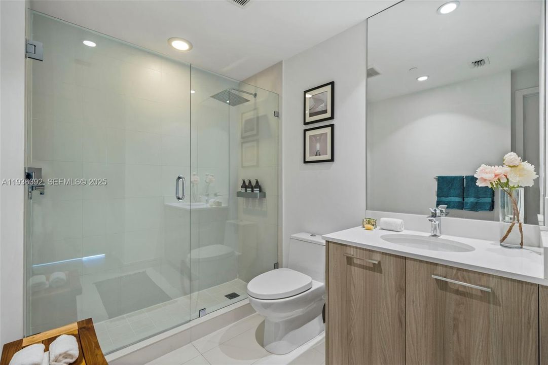 For Sale: $790,000 (2 beds, 2 baths, 944 Square Feet)