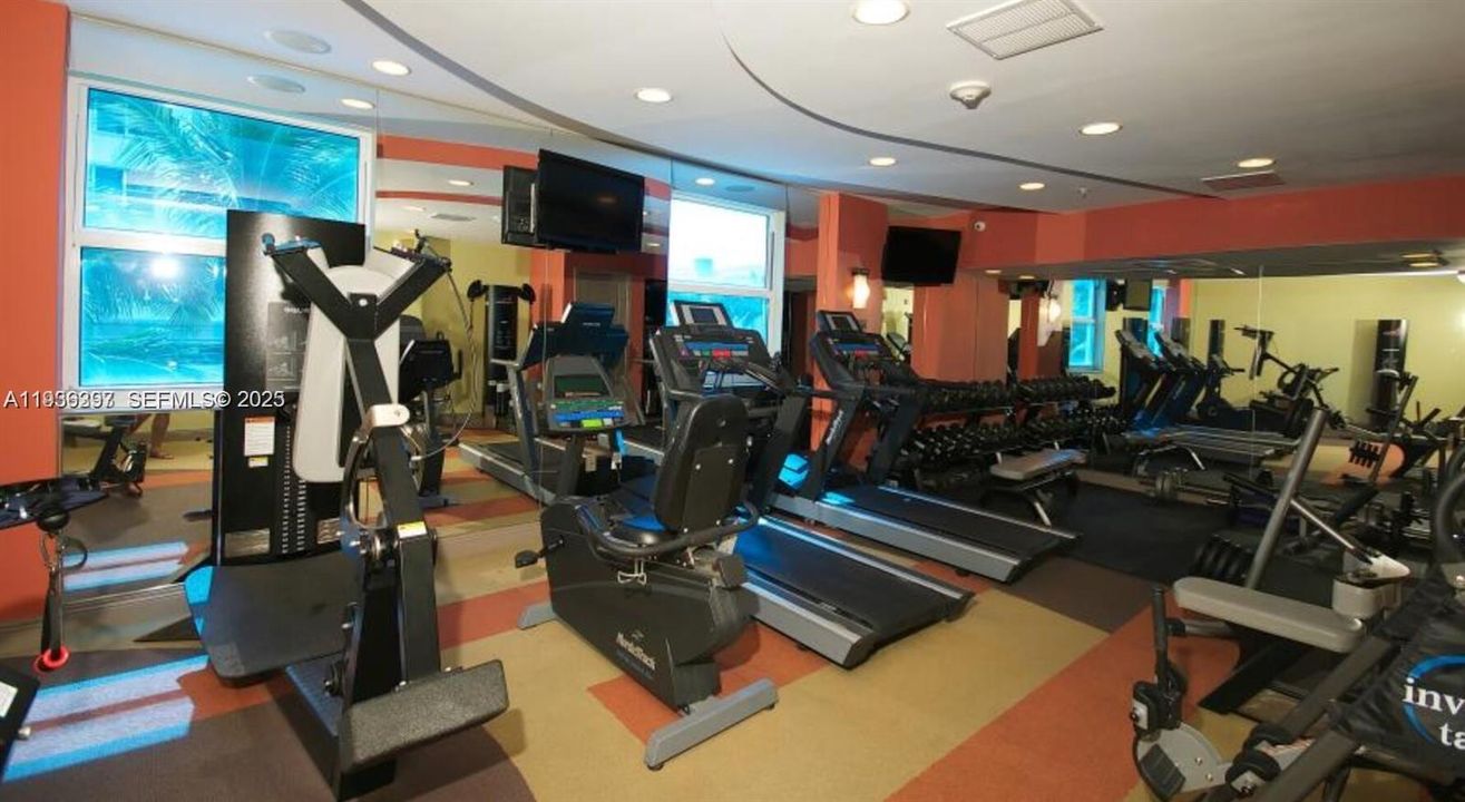 For Rent: $3,400 (2 beds, 2 baths, 997 Square Feet)