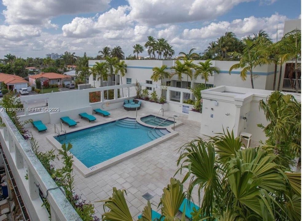 For Rent: $3,400 (2 beds, 2 baths, 997 Square Feet)