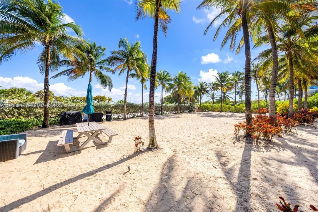 For Rent: $3,400 (2 beds, 2 baths, 997 Square Feet)