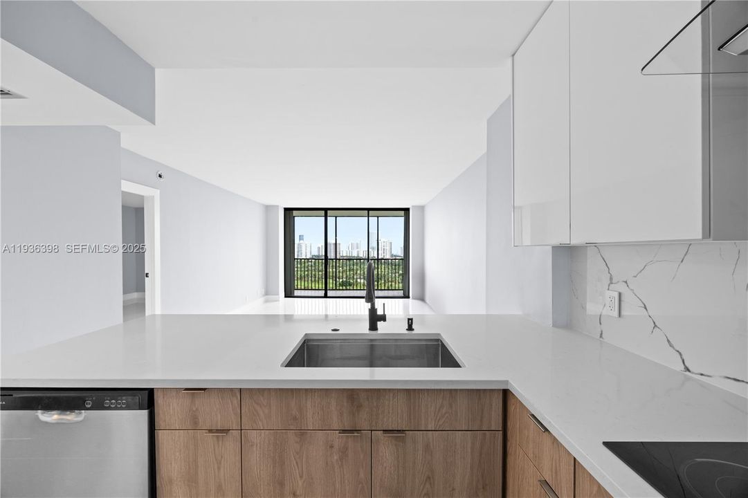 待售: $325,000 (1 贝兹, 1 浴室, 913 平方英尺)