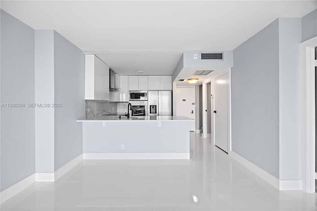 待售: $325,000 (1 贝兹, 1 浴室, 913 平方英尺)