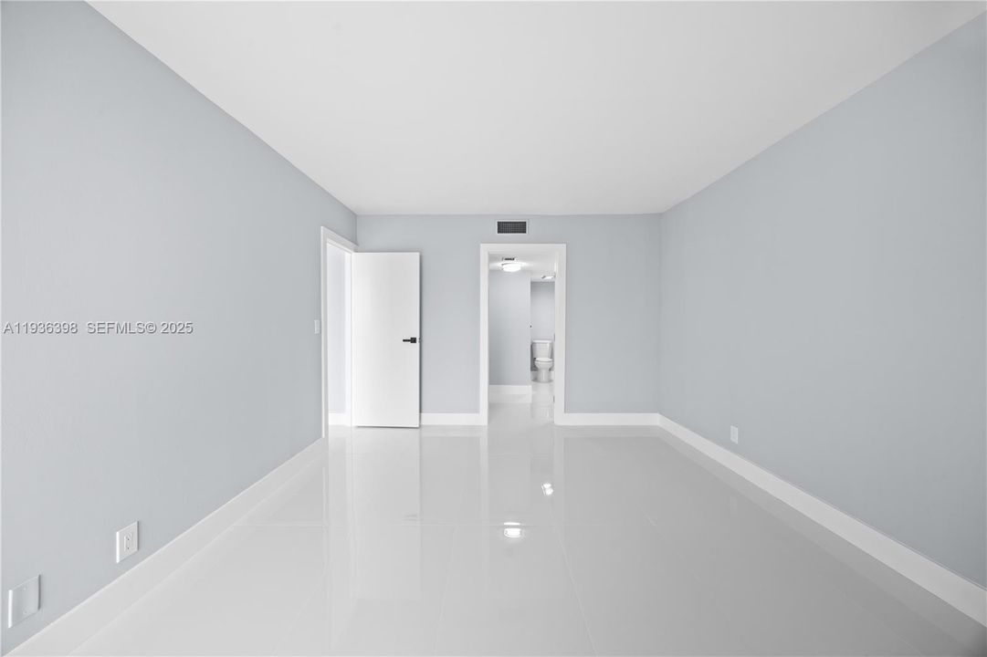 待售: $325,000 (1 贝兹, 1 浴室, 913 平方英尺)