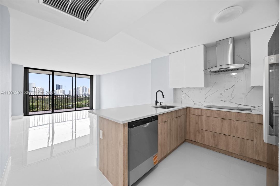 待售: $325,000 (1 贝兹, 1 浴室, 913 平方英尺)