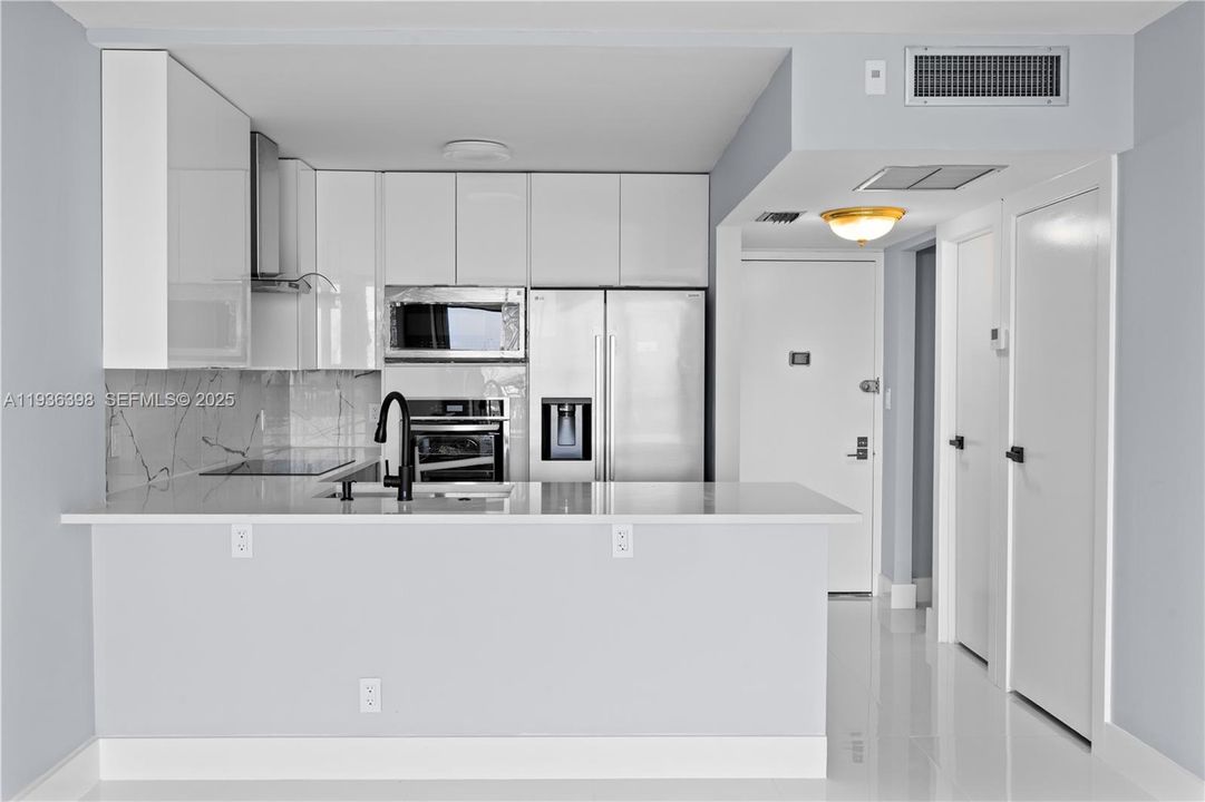 待售: $325,000 (1 贝兹, 1 浴室, 913 平方英尺)