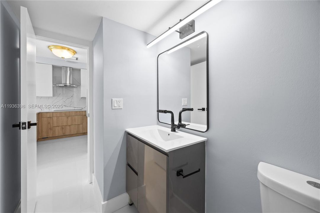 待售: $325,000 (1 贝兹, 1 浴室, 913 平方英尺)