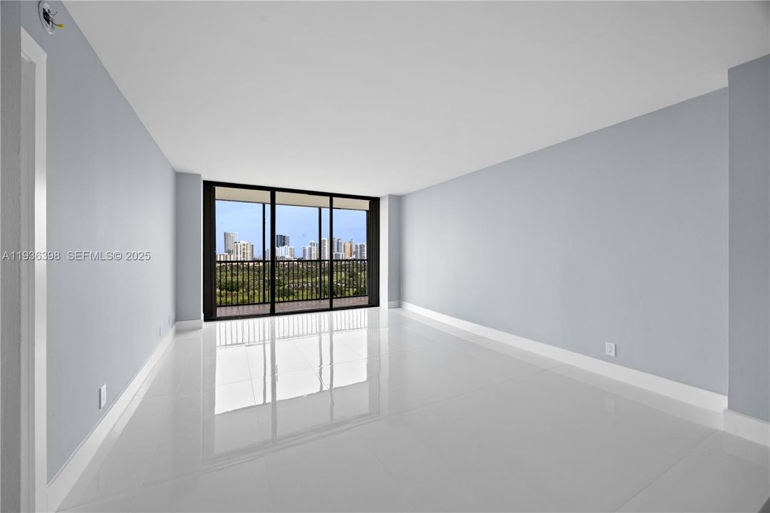 待售: $325,000 (1 贝兹, 1 浴室, 913 平方英尺)