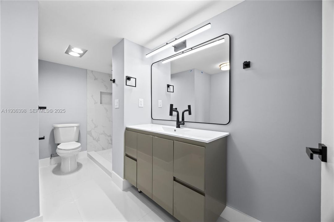 待售: $325,000 (1 贝兹, 1 浴室, 913 平方英尺)