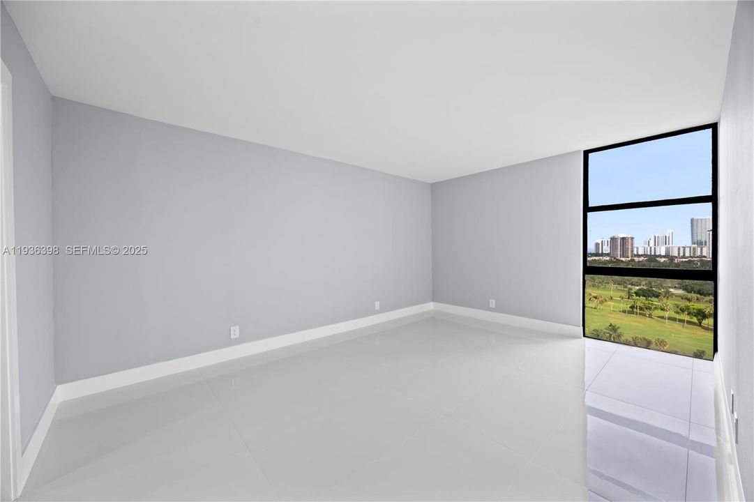 待售: $325,000 (1 贝兹, 1 浴室, 913 平方英尺)