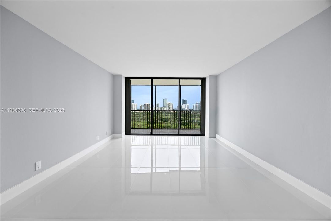 待售: $325,000 (1 贝兹, 1 浴室, 913 平方英尺)