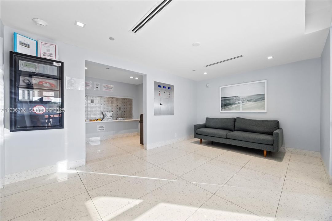 待售: $325,000 (1 贝兹, 1 浴室, 913 平方英尺)