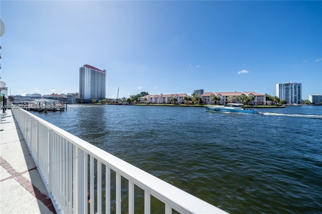 For Rent: $2,800 (1 beds, 1 baths, 900 Square Feet)