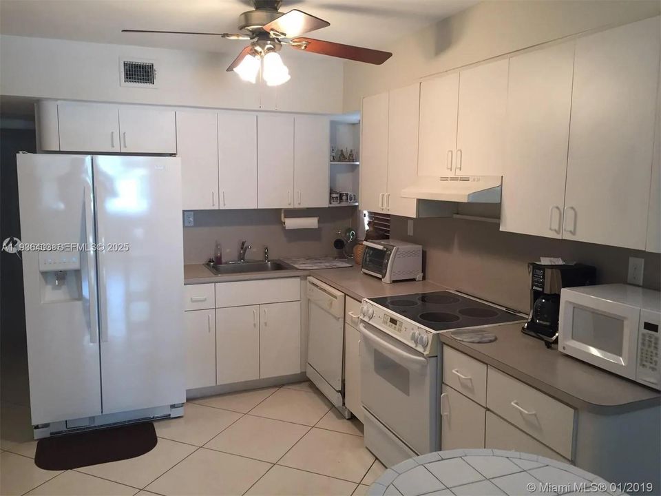 For Rent: $1,950 (1 beds, 1 baths, 580 Square Feet)