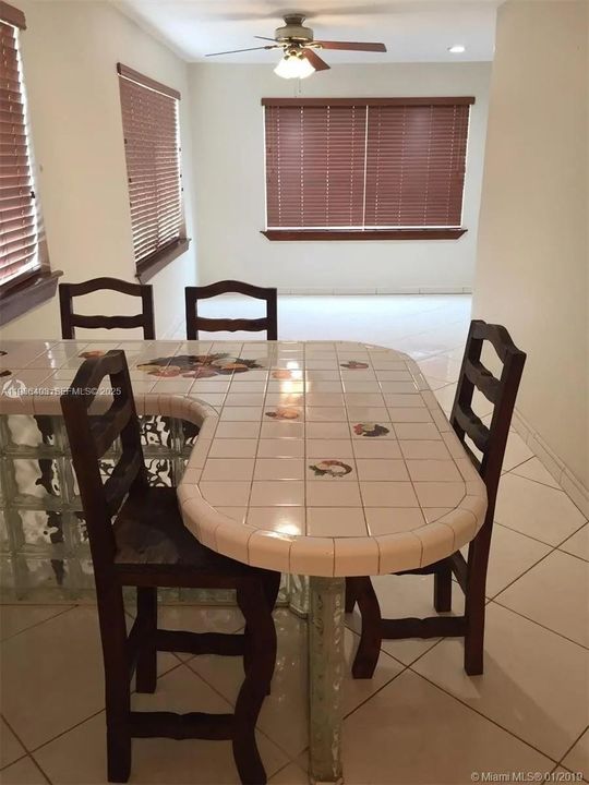 For Rent: $1,950 (1 beds, 1 baths, 580 Square Feet)