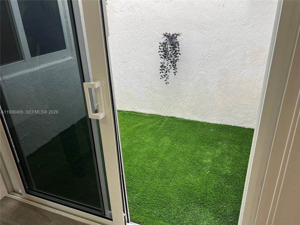 出租: $3,250 (3 贝兹, 2 浴室, 1170 平方英尺)