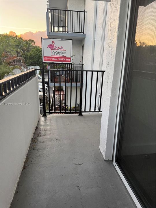 For Sale: $350,000 (2 beds, 1 baths, 866 Square Feet)